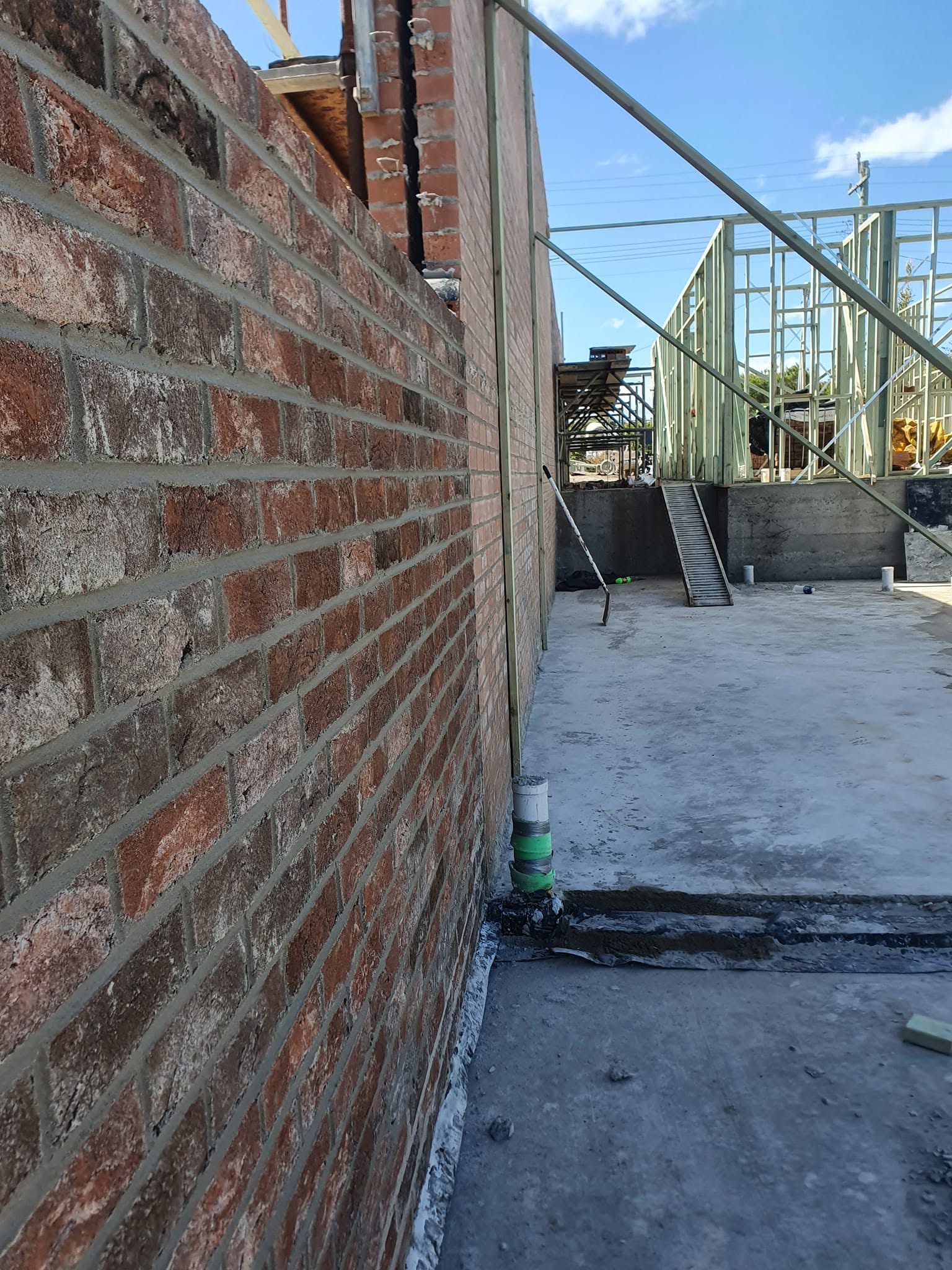 Licensed bricklayer from Bay and Basin Bricklaying on site in Shoalhaven